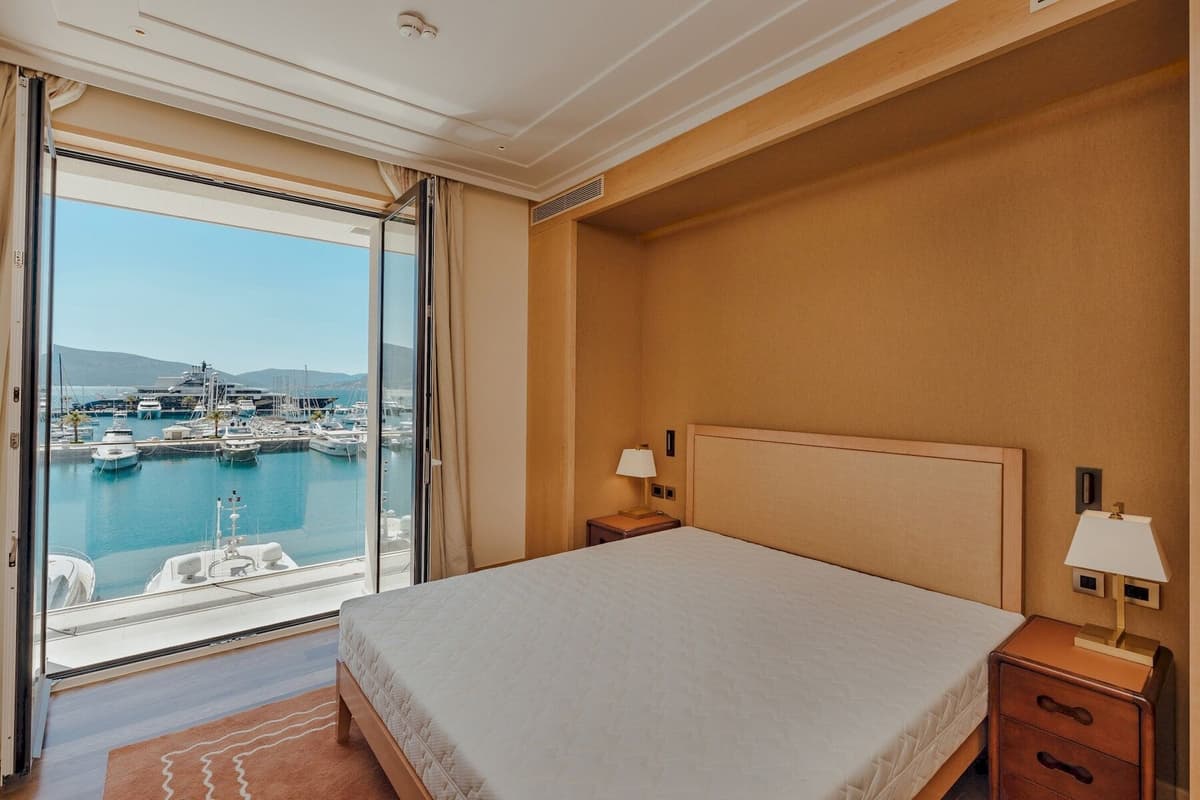 Deniz kenarında üç yatak odalı daire, Baia, Porto Montenegro, Tivat — 30 fotoğraftan 16.