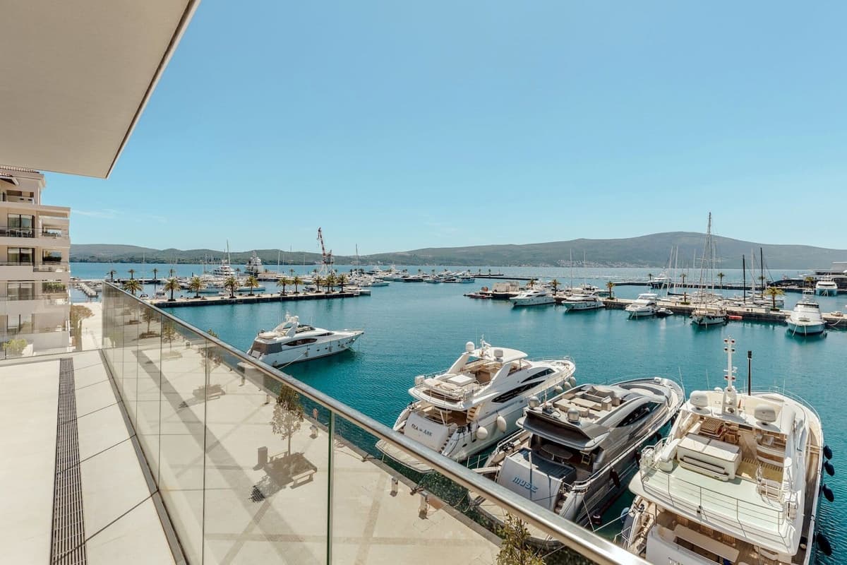 Deniz kenarında üç yatak odalı daire, Baia, Porto Montenegro, Tivat — 30 fotoğraftan 2.