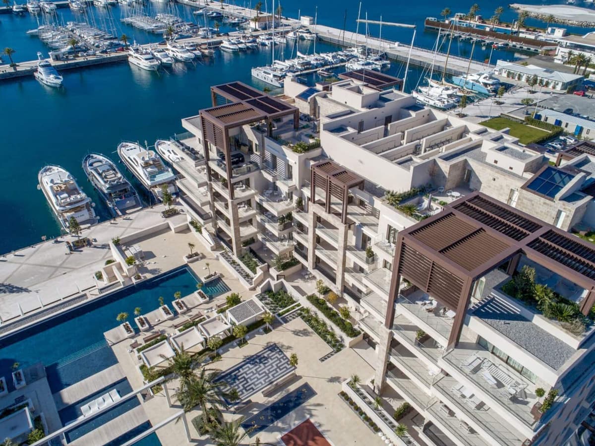 Deniz kenarında üç yatak odalı daire, Baia, Porto Montenegro, Tivat — 30 fotoğraftan 28.