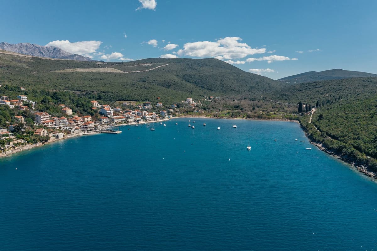 Bigovo - denize sıfır inşaat arazisi, Kotor, Bigovo — 13 fotoğraftan 12.