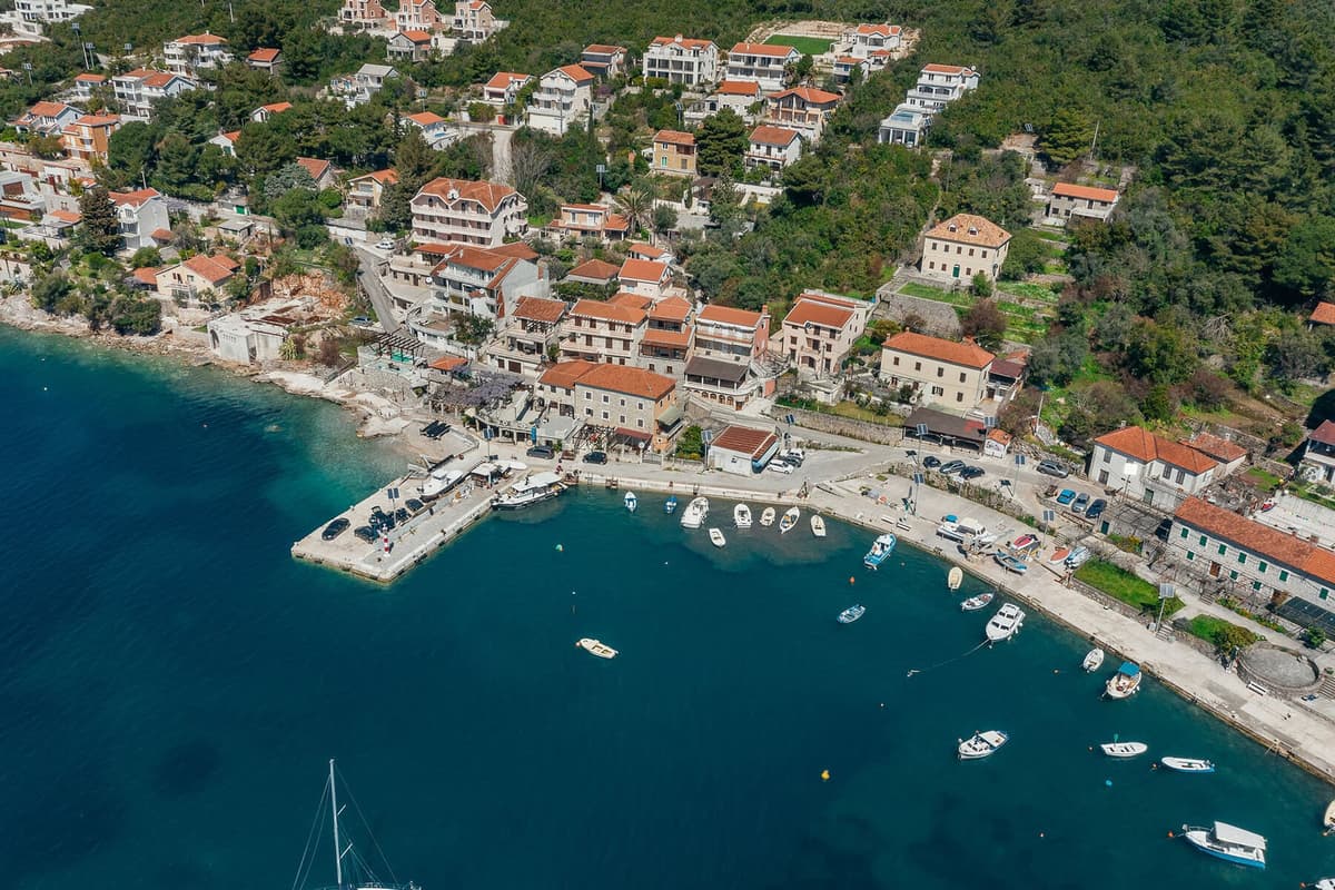 Bigovo - denize sıfır inşaat arazisi, Kotor, Bigovo — 13 fotoğraftan 10.