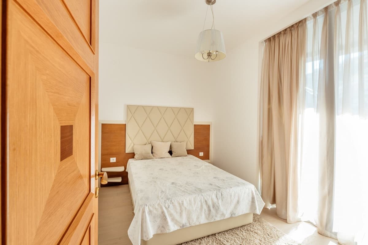 Royal Gardens'ta 2 Yatak Odalı Lüks Daire, Budva, Kraliyet Bahçeleri — 13 fotoğraftan 8.