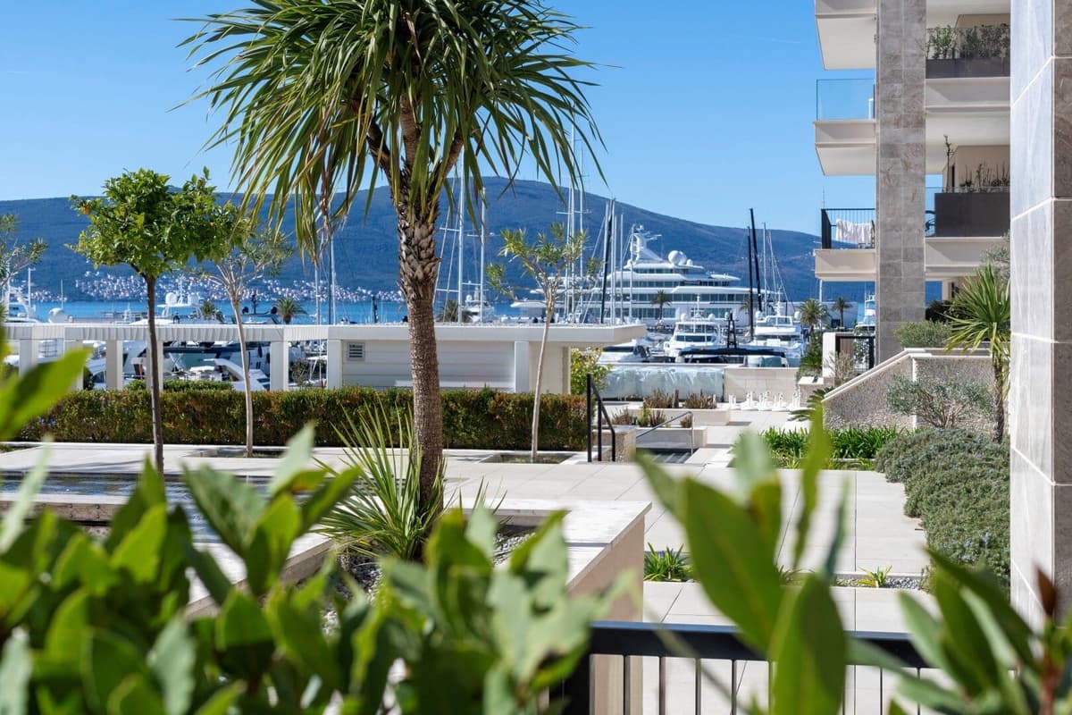 Baia binasında otel hizmetli üç yatak odalı daire, Tivat, Porto Montenegro — 16 fotoğraftan 2.