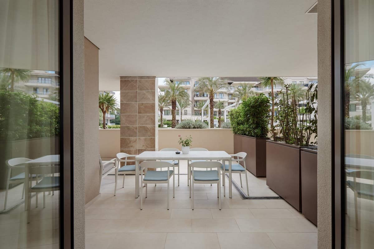 Baia binasında otel hizmetli üç yatak odalı daire, Tivat, Porto Montenegro — 16 fotoğraftan 14.