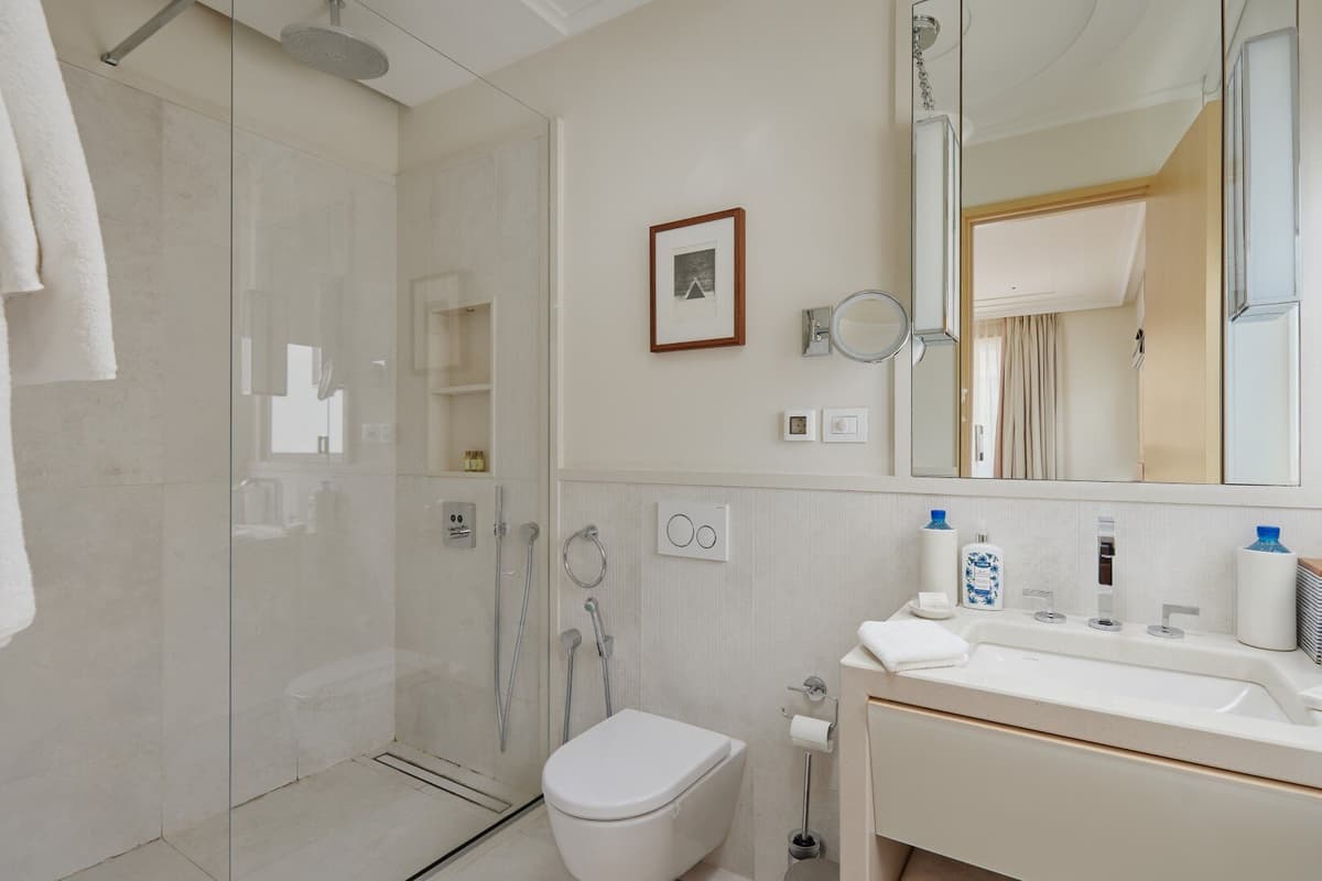 Baia binasında otel hizmetli üç yatak odalı daire, Tivat, Porto Montenegro — 16 fotoğraftan 9.