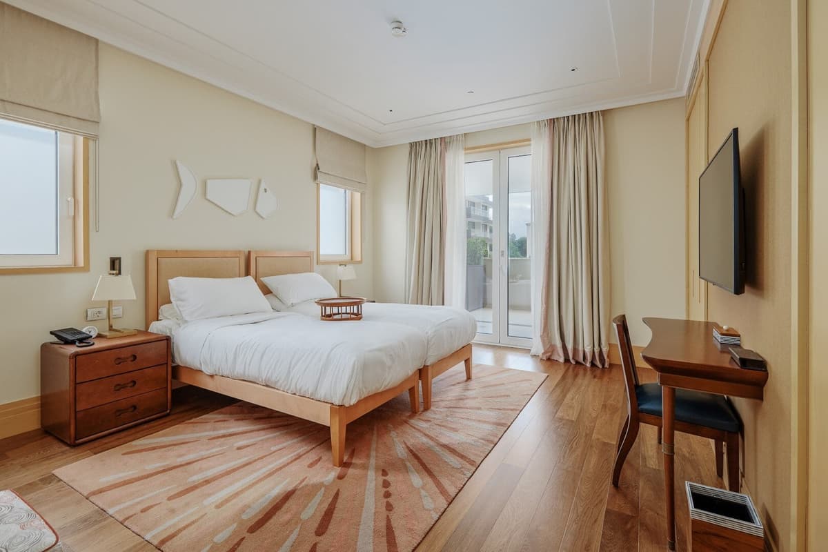 Baia binasında otel hizmetli üç yatak odalı daire, Tivat, Porto Montenegro — 16 fotoğraftan 10.