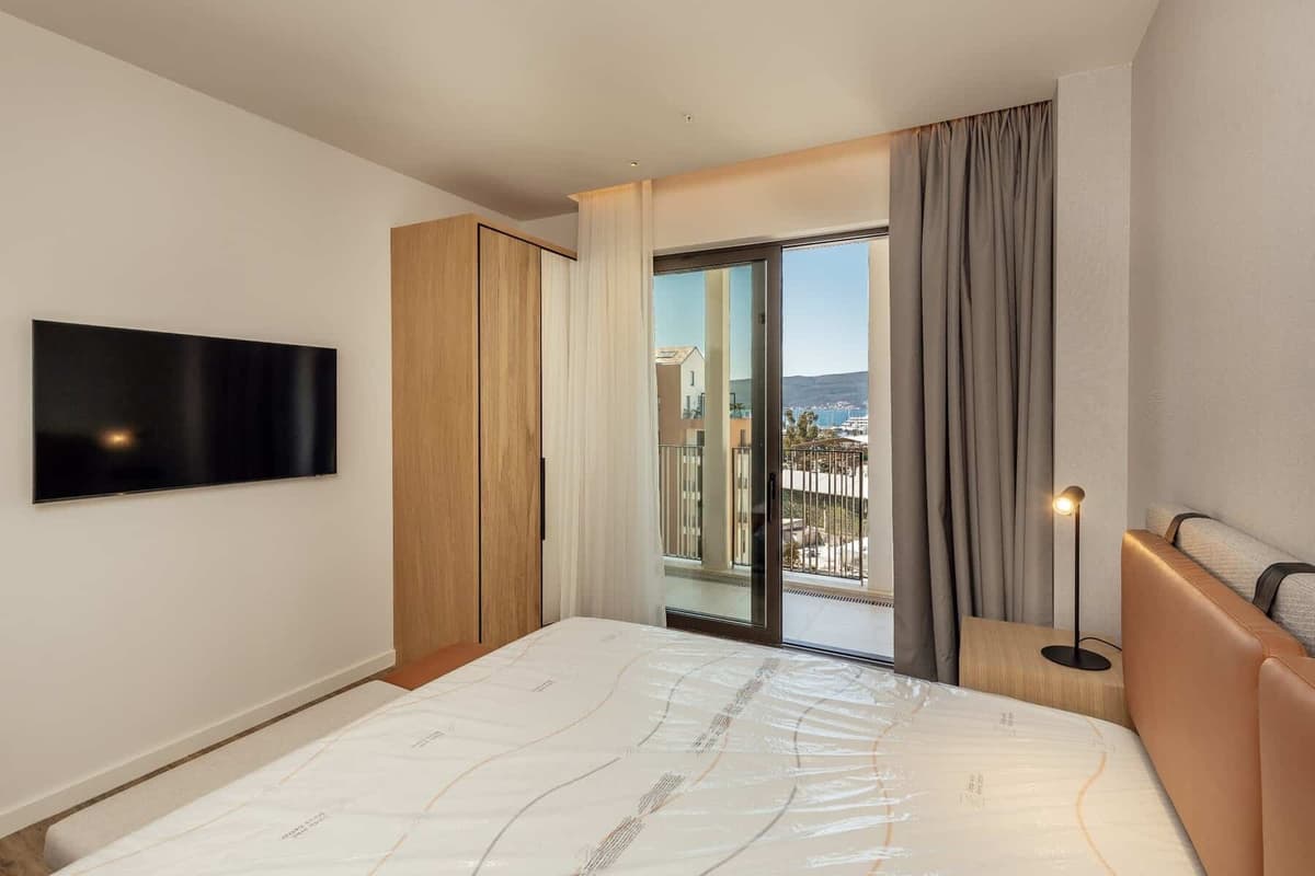 Boka Place'te otel hizmetli iki yatak odalı daire Ostro, Tivat, Porto Montenegro — 17 fotoğraftan 11.
