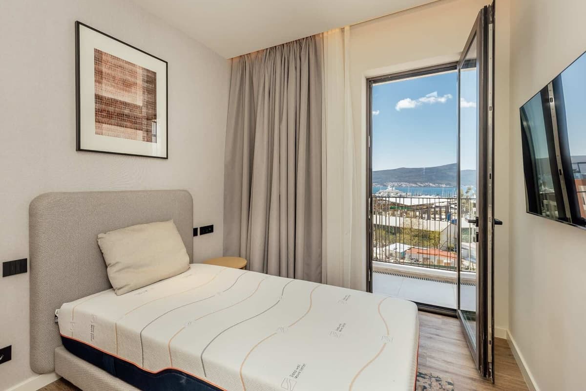 Boka Place'te otel hizmetli iki yatak odalı daire Ostro, Tivat, Porto Montenegro — 17 fotoğraftan 12.