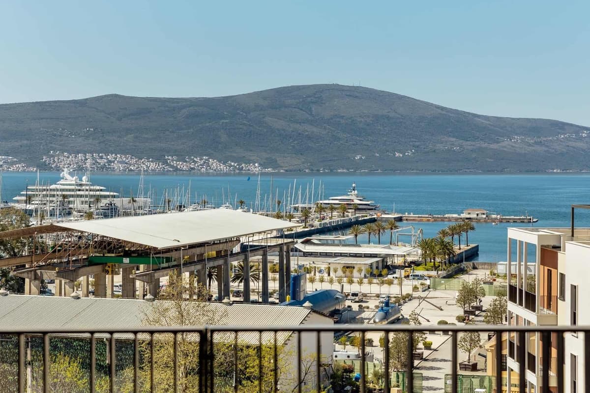 Boka Place'te otel hizmetli iki yatak odalı daire Ostro, Tivat, Porto Montenegro — 17 fotoğraftan 17.