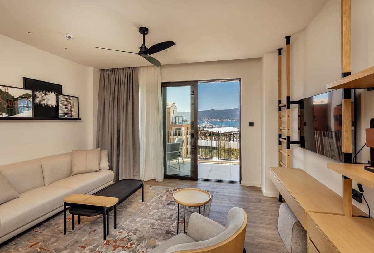 Boka Place'te otel hizmetli iki yatak odalı daire Ostro, Tivat, Porto Montenegro — 17 fotoğraftan 3.