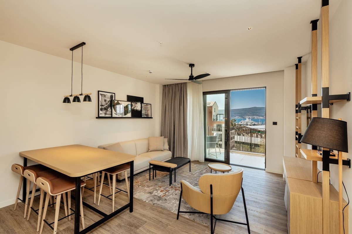 Boka Place'te otel hizmetli iki yatak odalı daire Ostro, Tivat, Porto Montenegro — 17 fotoğraftan 6.