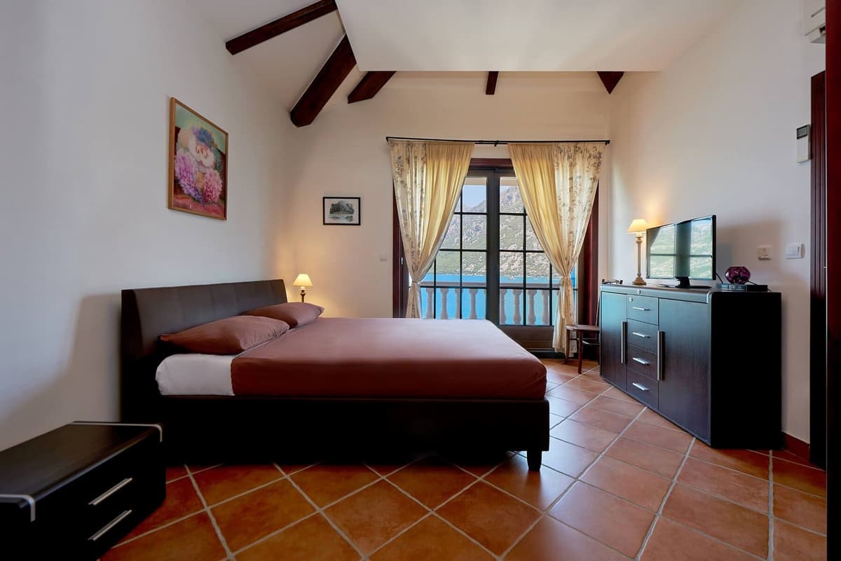 Villa Kostanjica denize sıfır, kapalı kapılı bir tatil köyünde, Kotor, Kostanjica — 42 fotoğraftan 9.