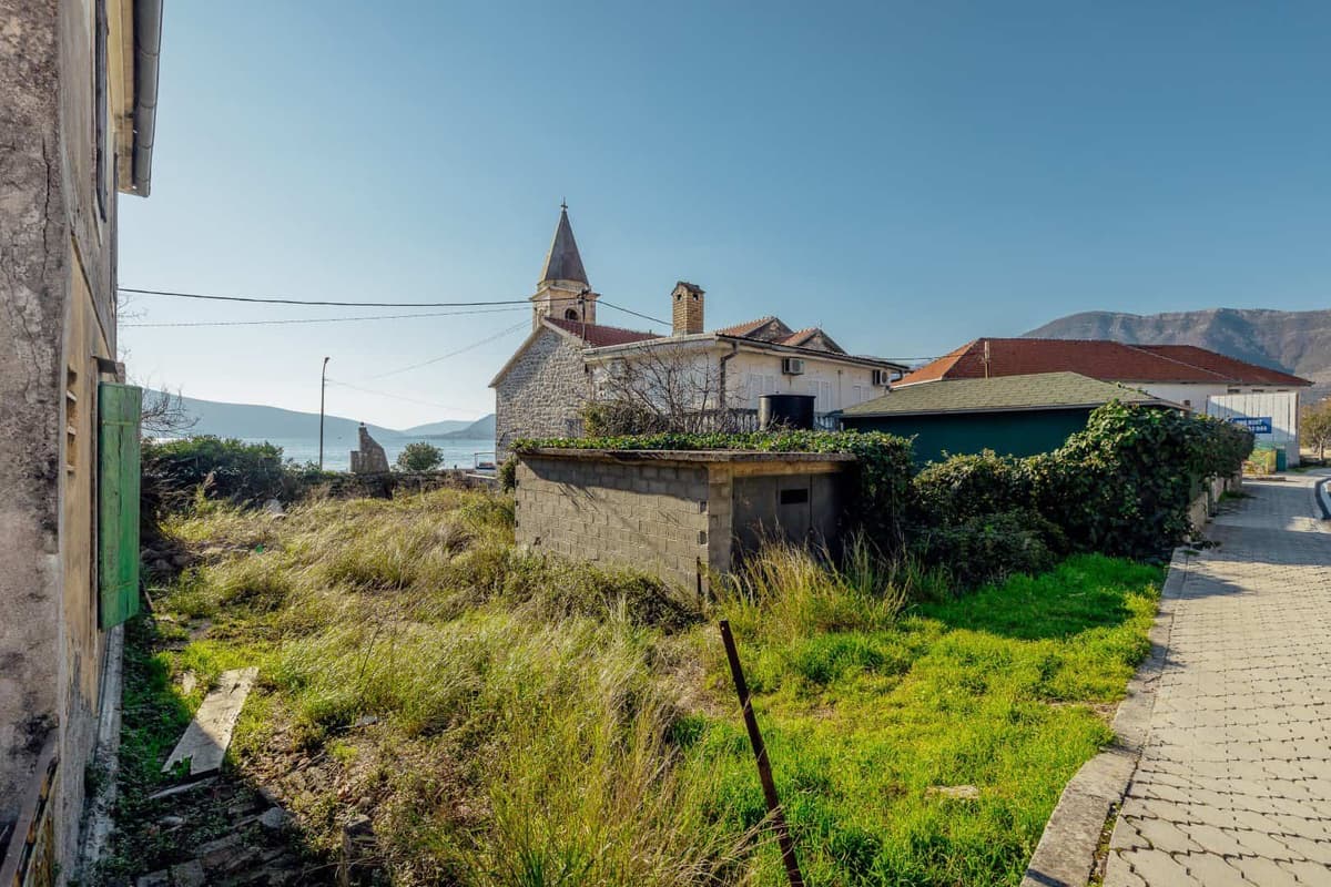 Deniz kıyısında kentleşmiş arazi Donja Lastva, Tivat, Donja Lastva — 13 fotoğraftan 2.