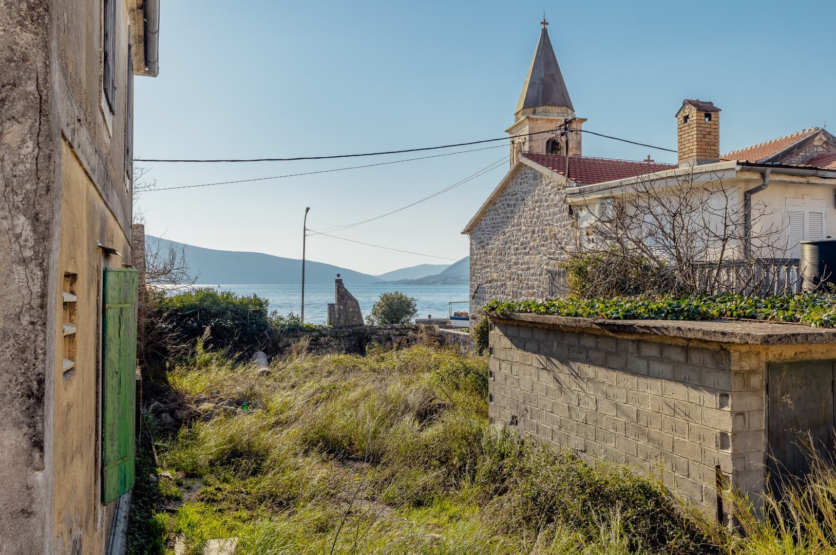 Deniz kıyısında kentleşmiş arazi Donja Lastva, Tivat, Donja Lastva — 13 fotoğraftan 3.