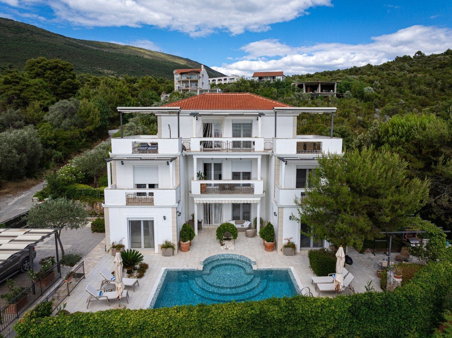 Меблированная вилла Zanjice с 5 спальнями, Герцег-Нови, Занице — фото 1 из 36
