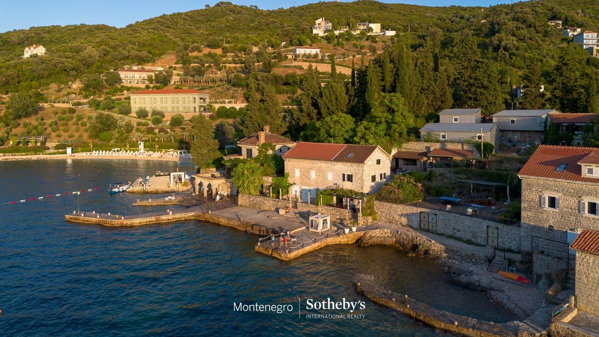 Очаровательный каменный дом на воде, Герцег Нови, Роза — фото 1 из 11