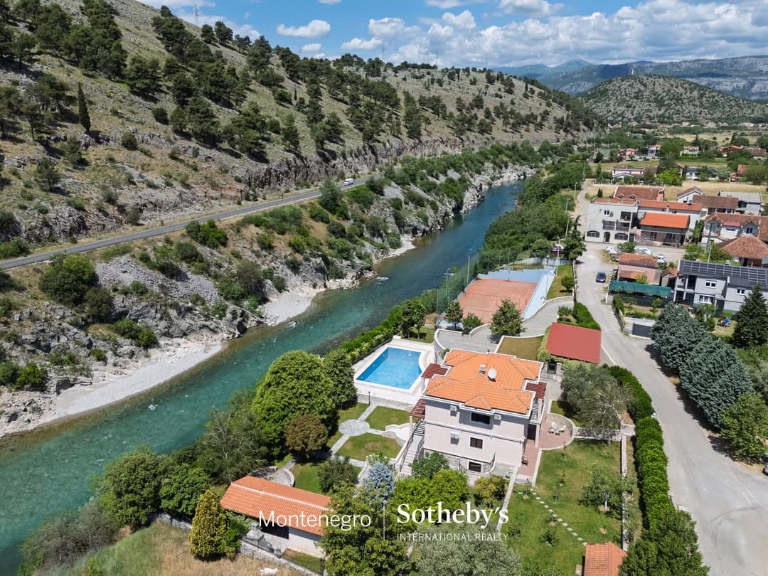 Уникальное поместье на берегу реки, Подгорица — фото 58 из 59