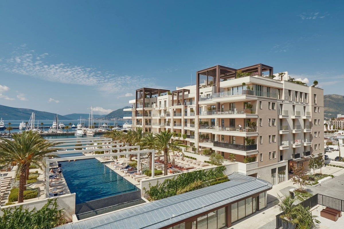 Baia binasında otel hizmetli üç yatak odalı daire, Tivat, Porto Montenegro