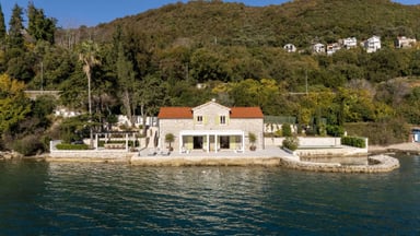 Einzigartiges Steinhaus am Wasser in Kumbor, Herceg Novi, Kumbor
