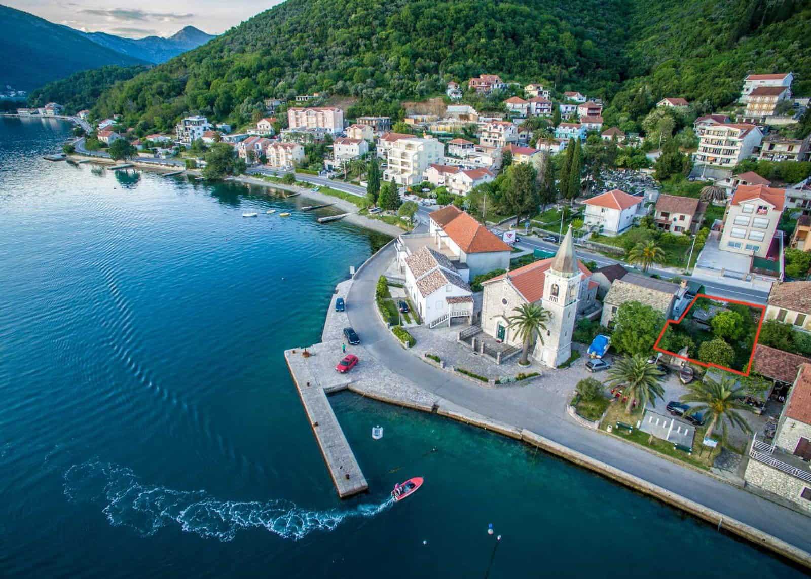 Deniz kıyısında kentleşmiş arazi Donja Lastva, Tivat, Donja Lastva