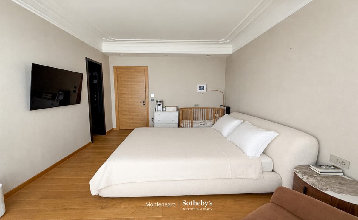 Luxury Three-bedroom Apartment Oaza building, Podgorica, Sheikh Zayed Street — photo 8 of 12