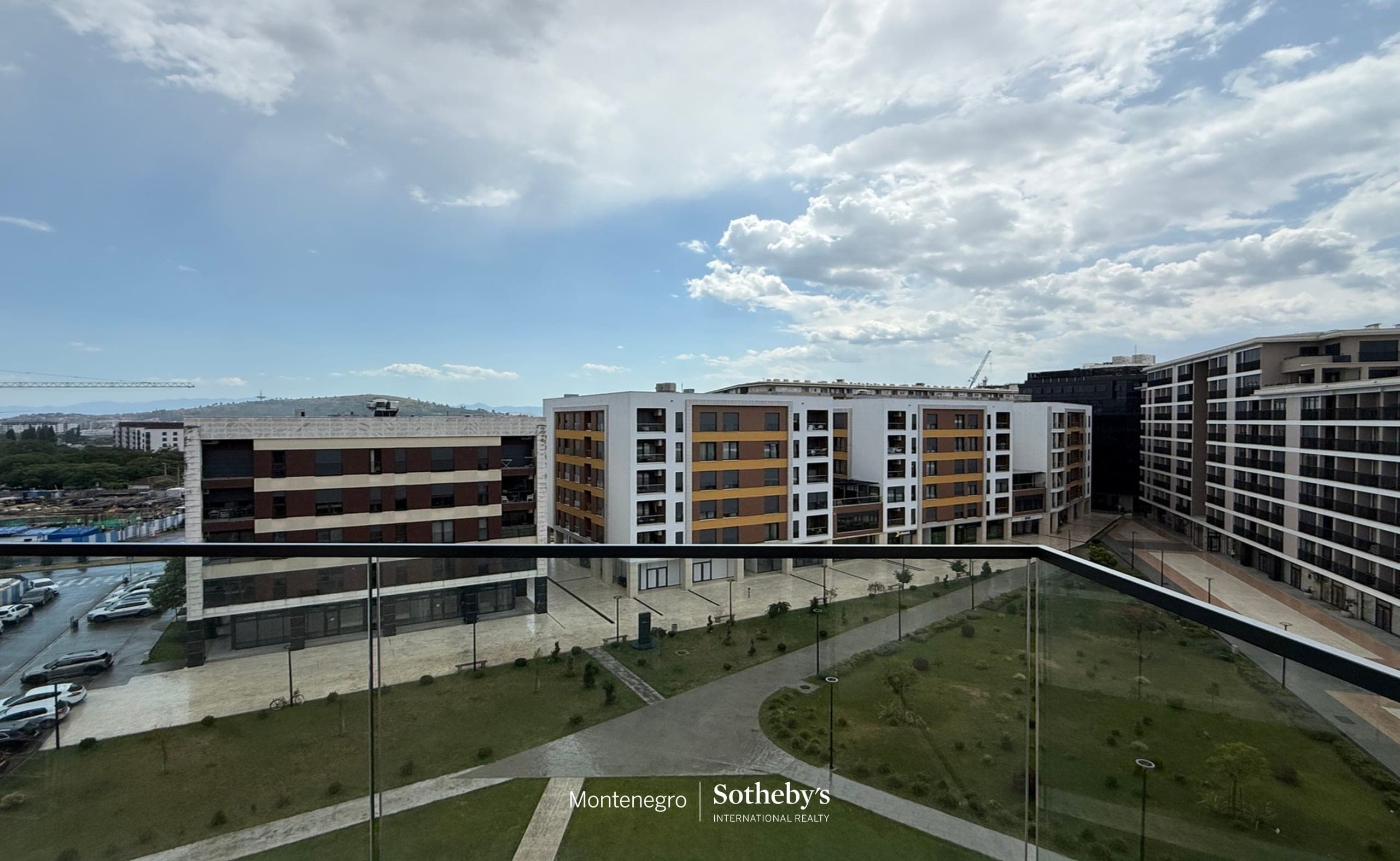 Luxury Three-bedroom Apartment Oaza building, Podgorica, Sheikh Zayed Street — photo 12 of 12