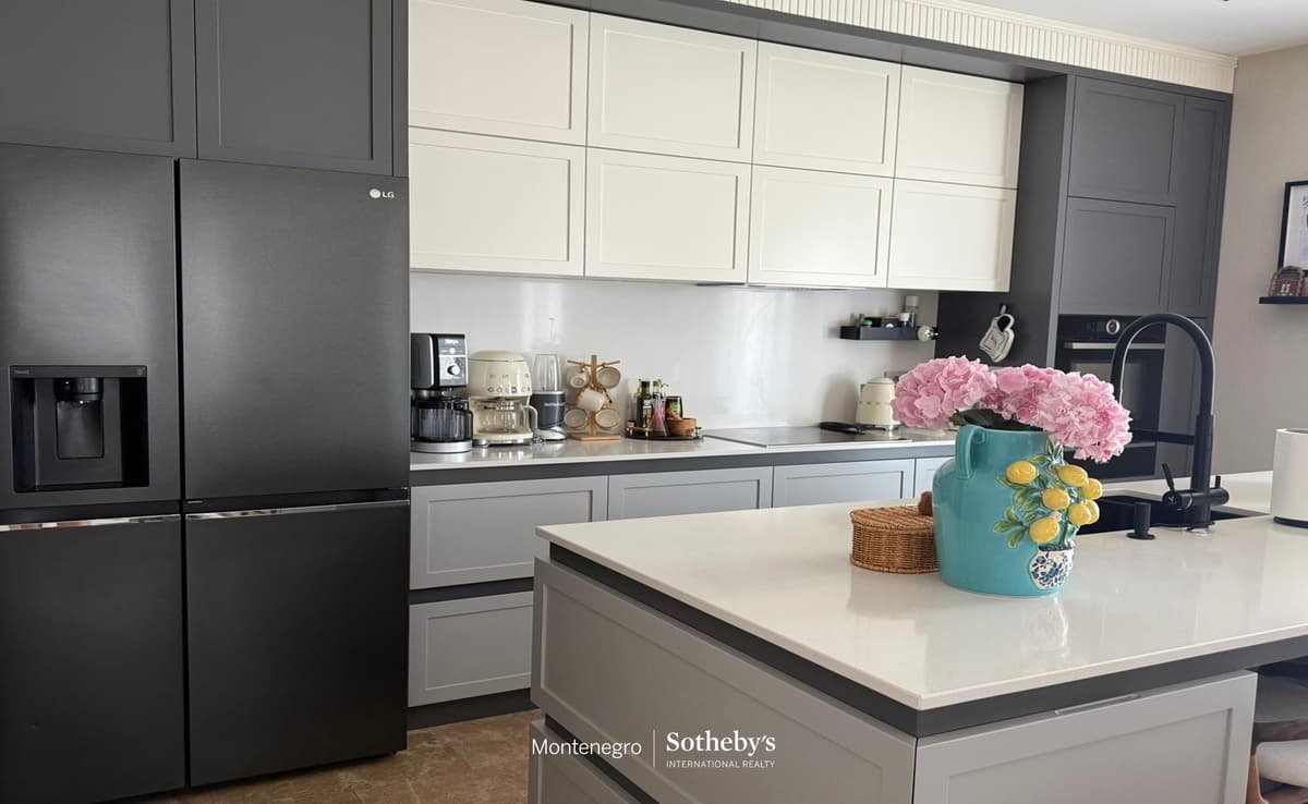 Luxury Three-bedroom Apartment Oaza building, Podgorica, Sheikh Zayed Street — photo 7 of 12