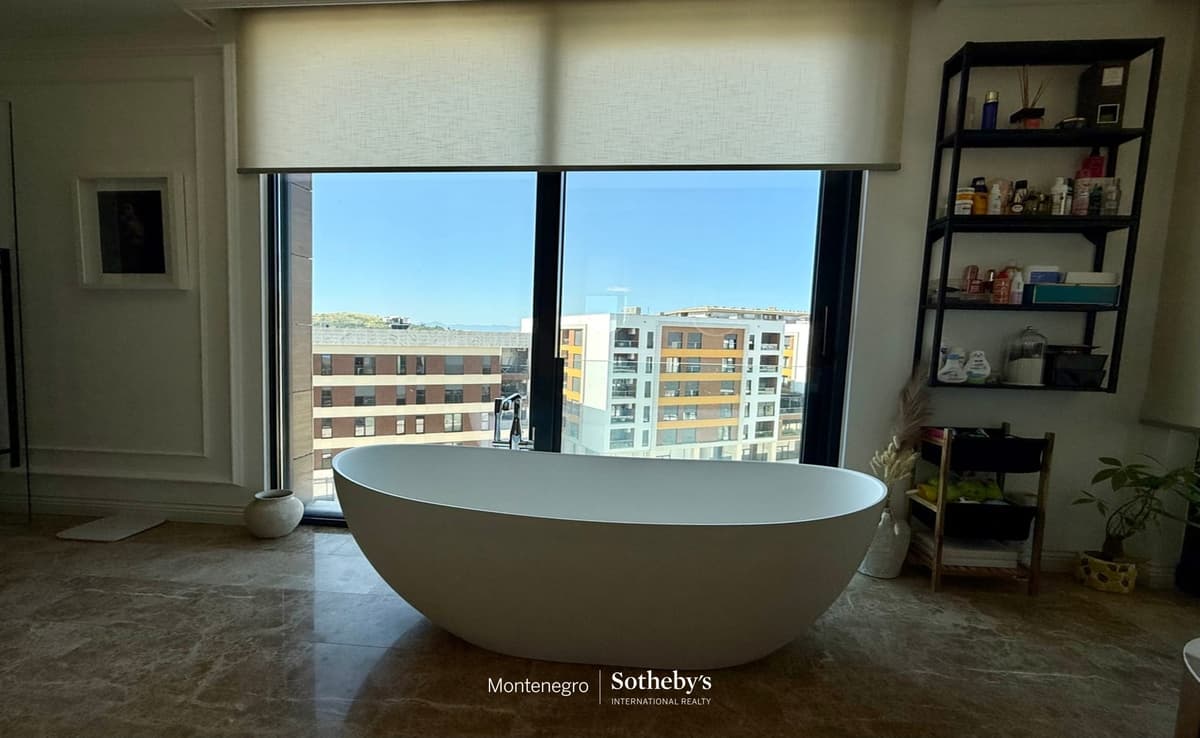 Luxury Three-bedroom Apartment Oaza building, Podgorica, Sheikh Zayed Street — photo 11 of 12