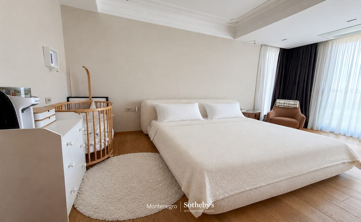 Luxury Three-bedroom Apartment Oaza building, Podgorica, Sheikh Zayed Street — photo 9 of 12