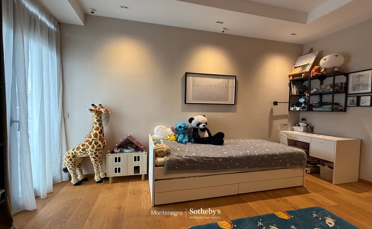 Luxury Three-bedroom Apartment Oaza building, Podgorica, Sheikh Zayed Street — photo 10 of 12