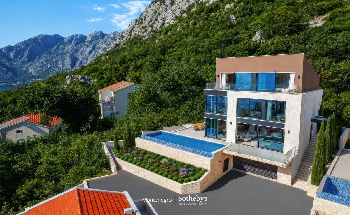 Contemporary Villa with Swimming Pool