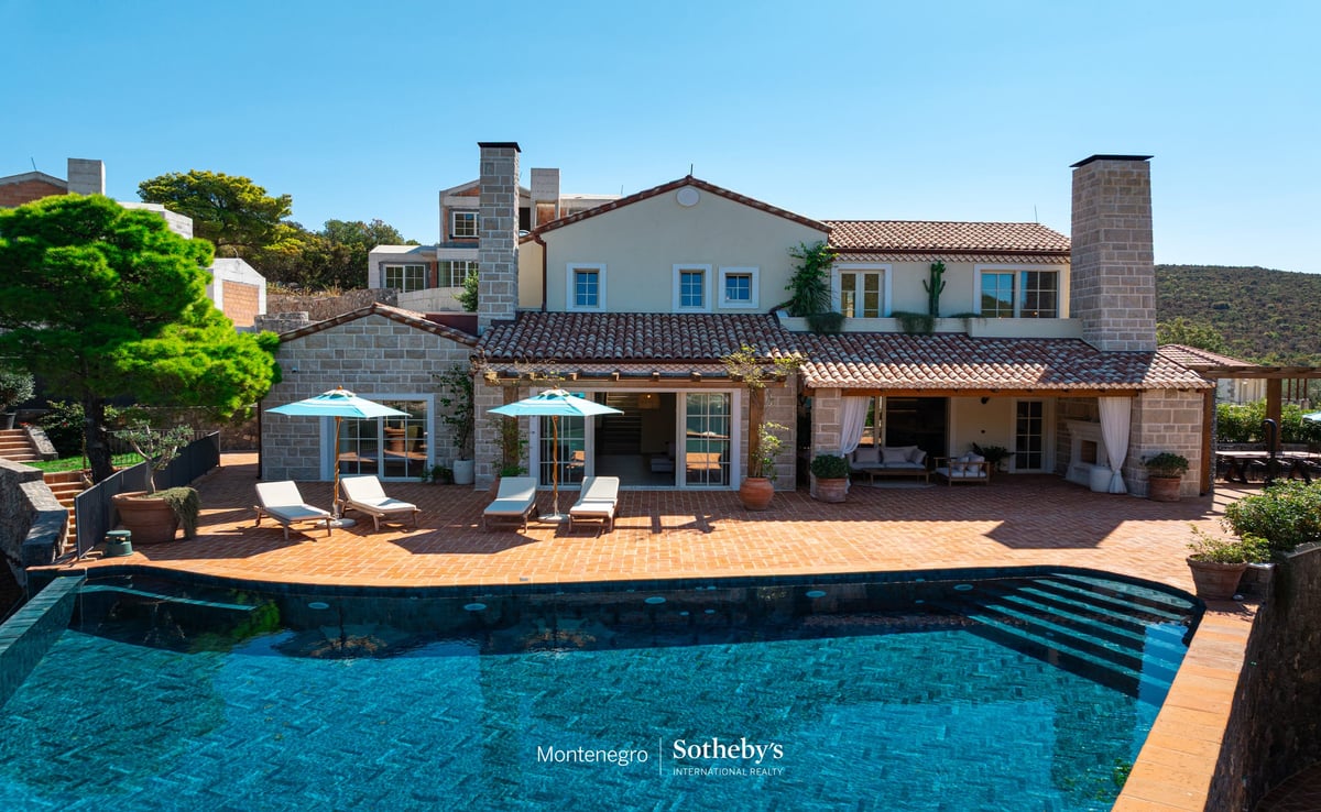 Luxurious Waterfront Villa with Swimming Pool
