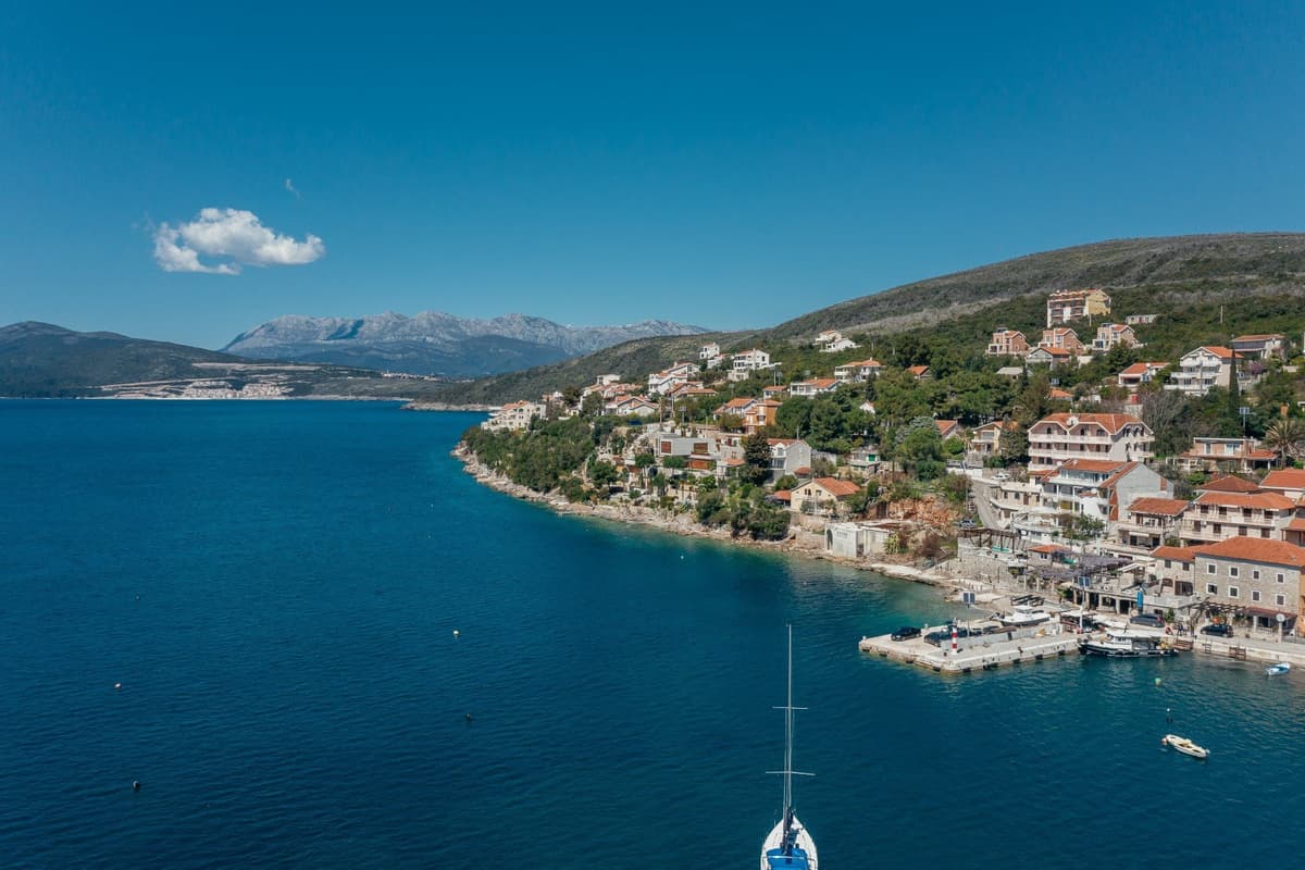 Bigovo - denize sıfır inşaat arazisi, Kotor, Bigovo — 13 fotoğraftan 1.