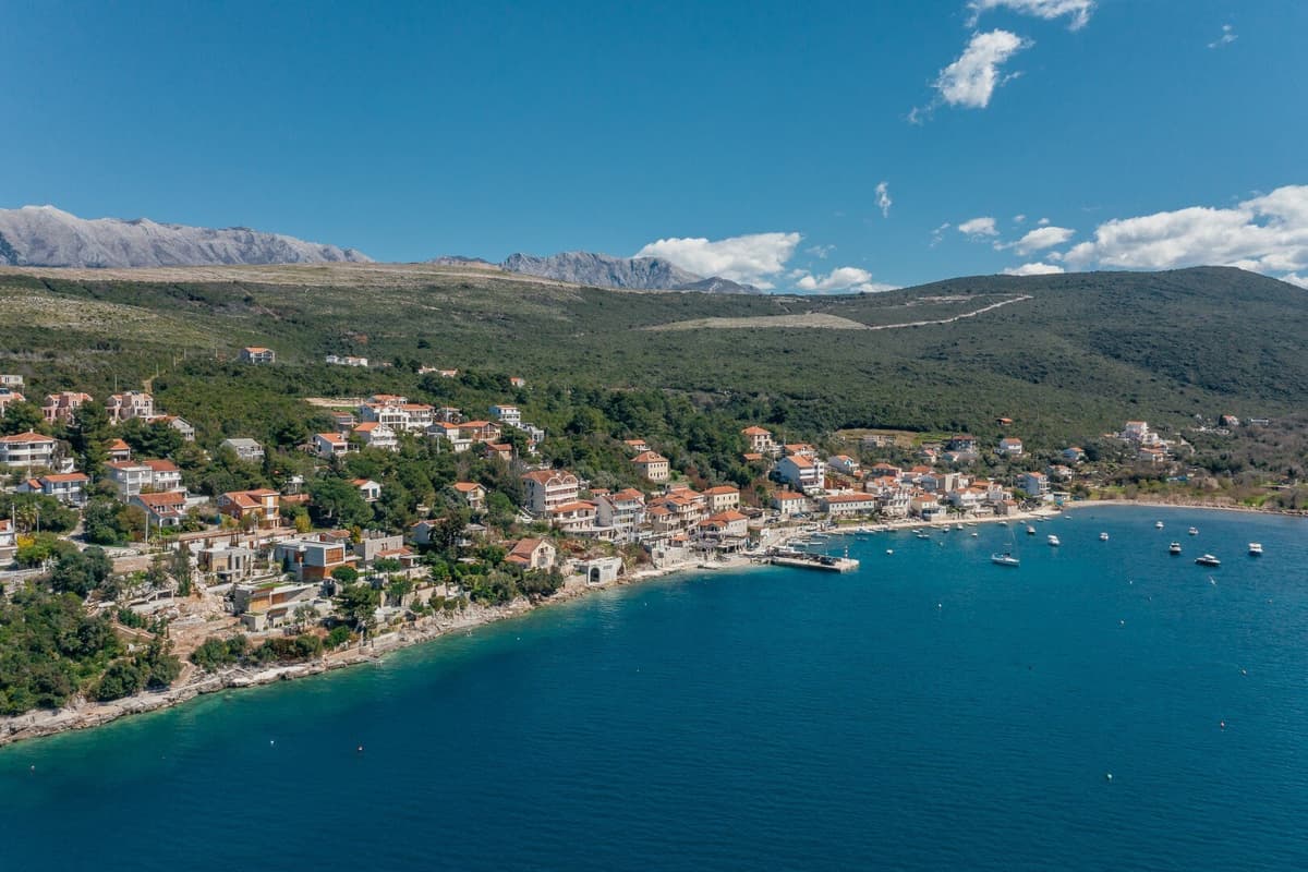 Bigovo - denize sıfır inşaat arazisi, Kotor, Bigovo — 13 fotoğraftan 11.