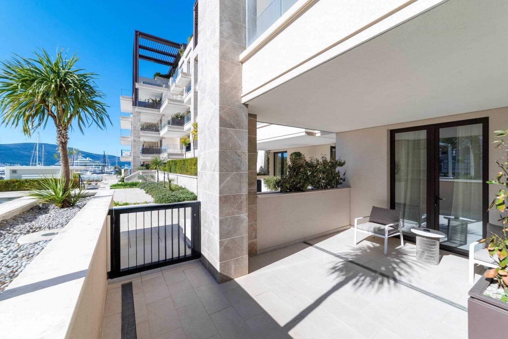 Baia binasında otel hizmetli üç yatak odalı daire, Tivat, Porto Montenegro — 16 fotoğraftan 16.