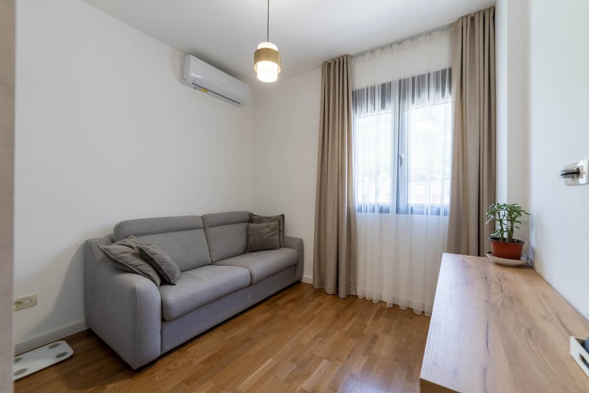 Savremeni stan sa 2 spavaće sobe, Tivat, Donja Lastva — fotografija 9 od 13