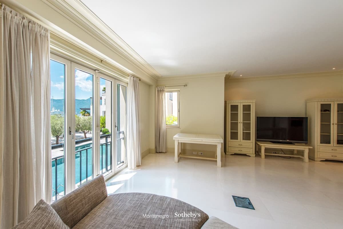 Ozana Two-bedroom Apartment For Rent, Tivat, Porto Montenegro — photo 4 of 17