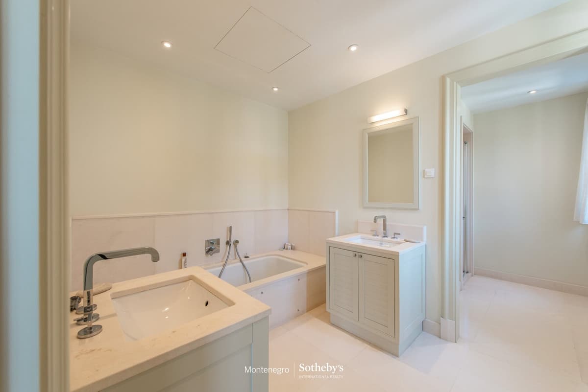 Ozana Two-bedroom Apartment For Rent, Tivat, Porto Montenegro — photo 10 of 17