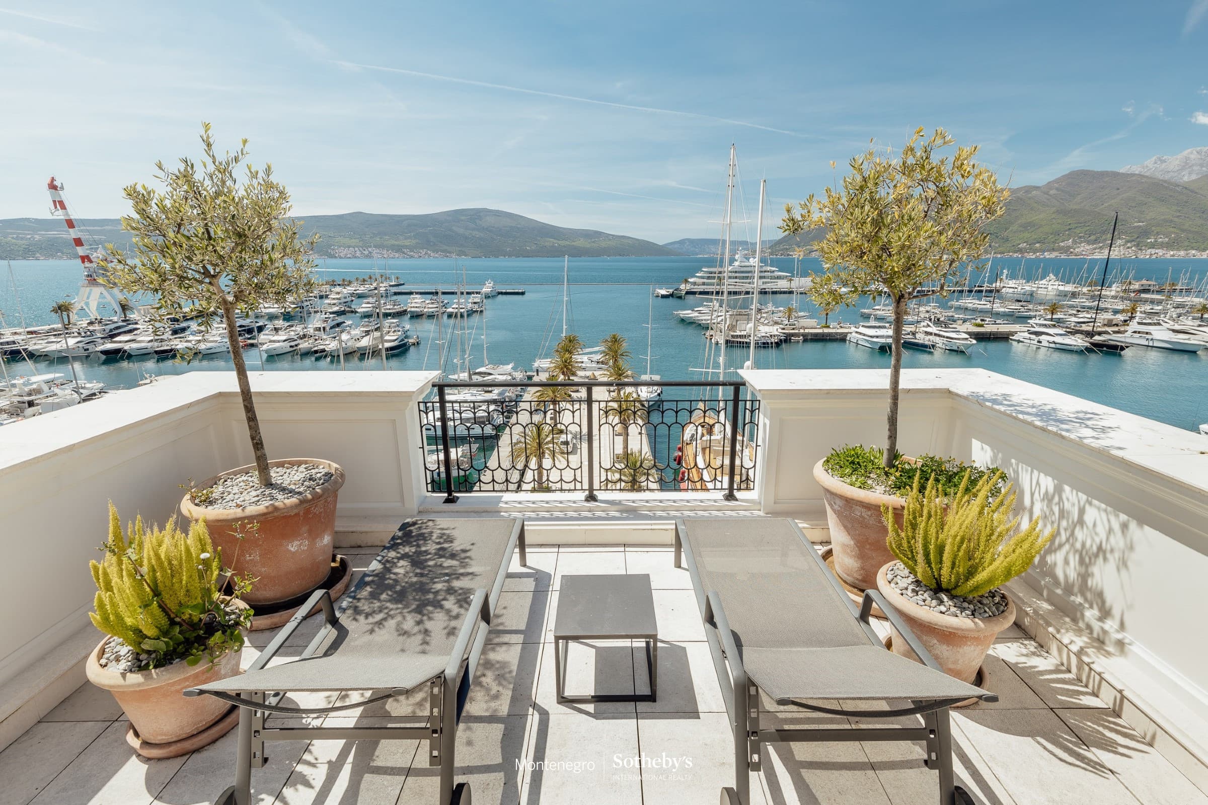 Подпись Regent Penthouse, Тиват, Порто Черногория — фото 1 из 22