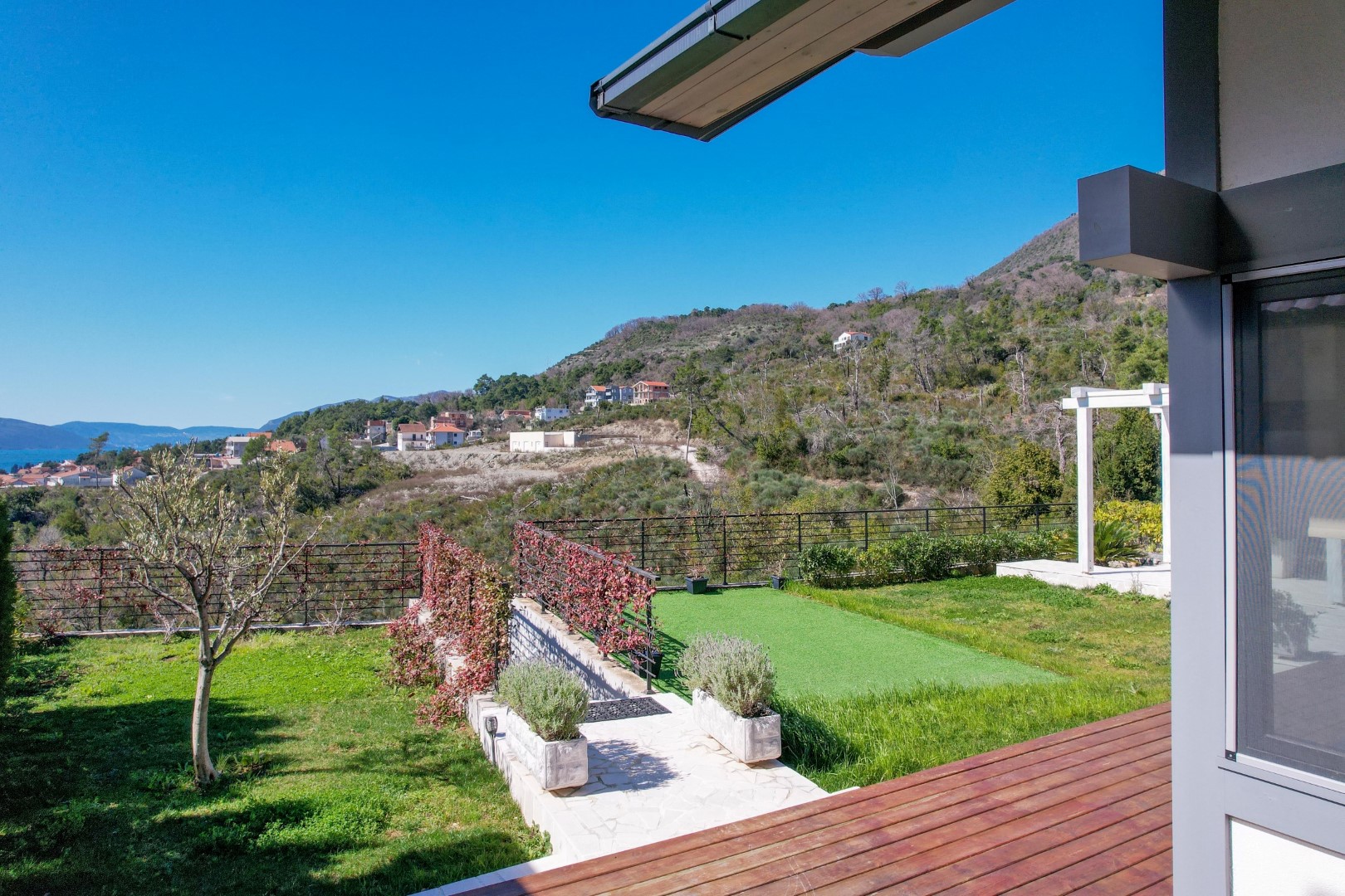2 bedroom house 130 m² Mrcevac, Montenegro