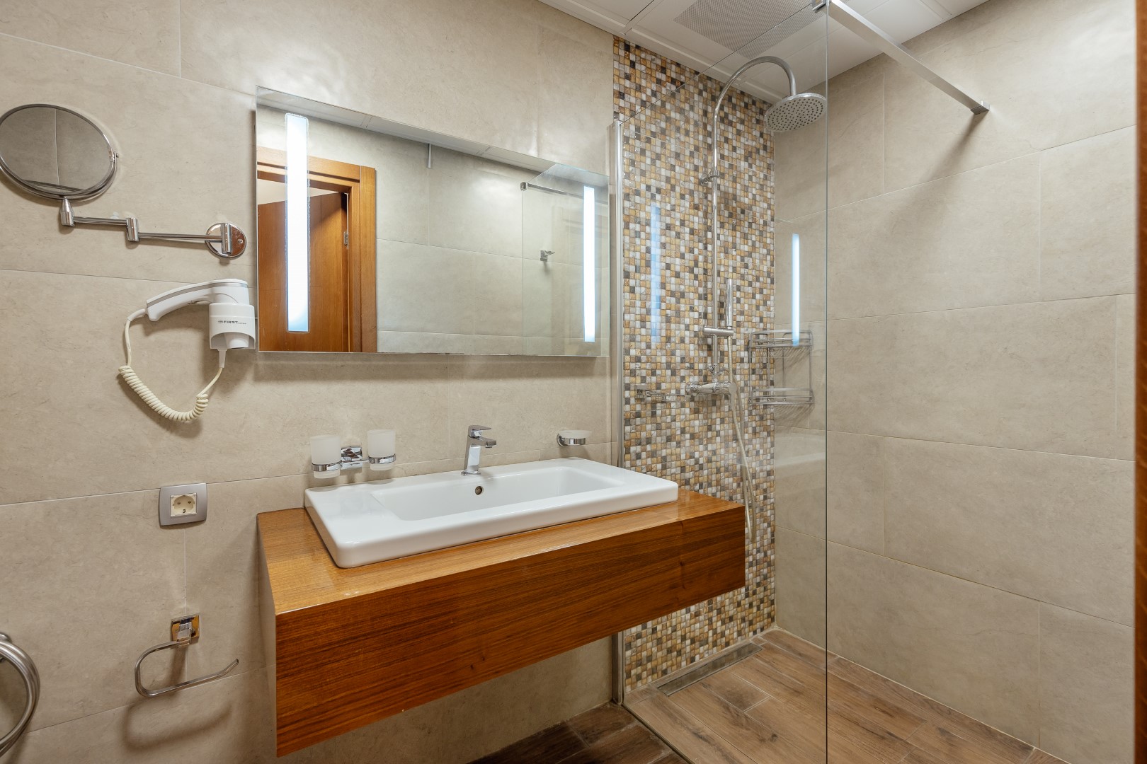 Hotel 784 m² en Bijela, Montenegro