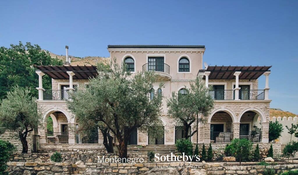 An exquisite three-storey residential villa with a swimming pool in Rezevici, Budva