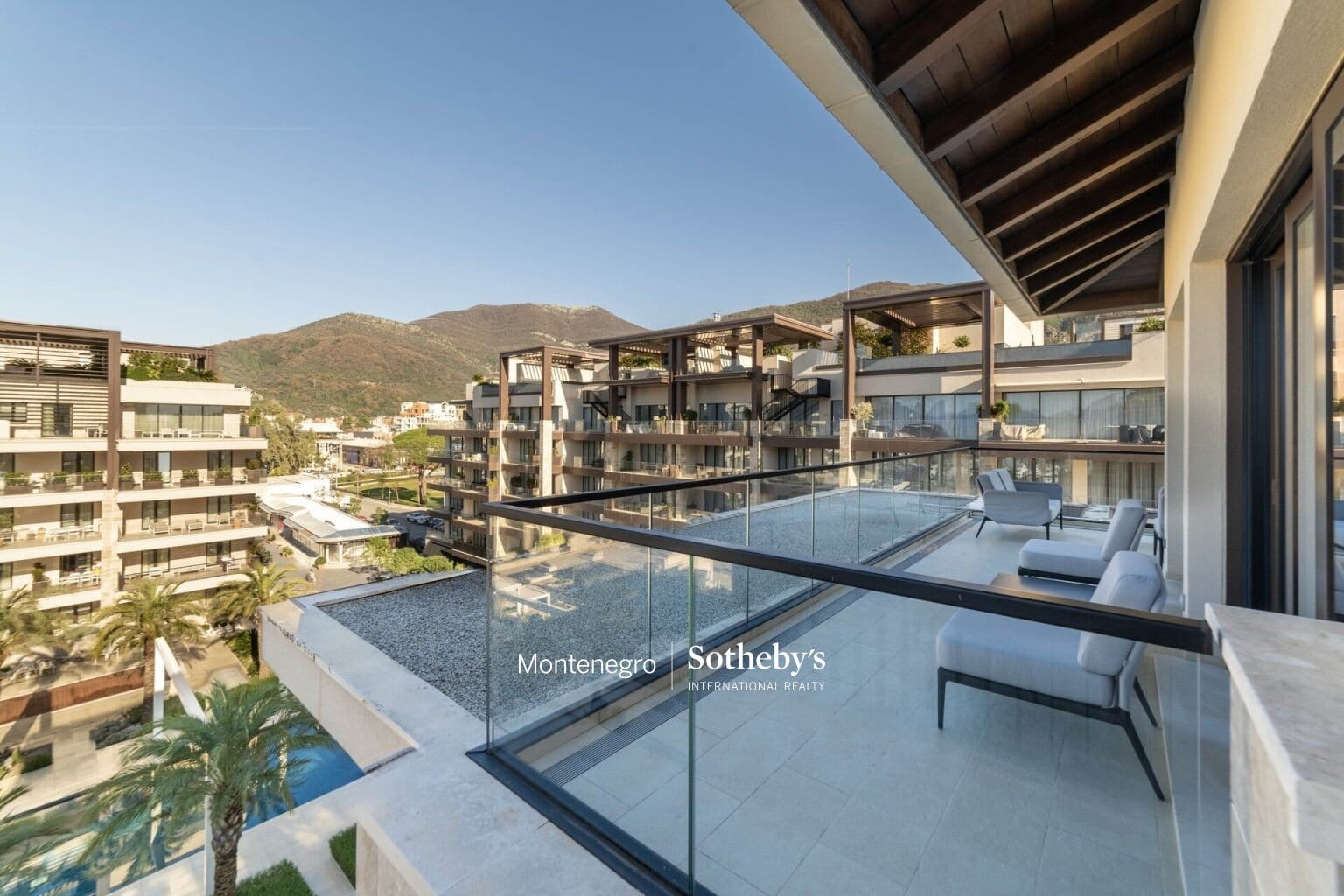 Penthouse Apartments Overlooking Lake And Water With Private Balcony