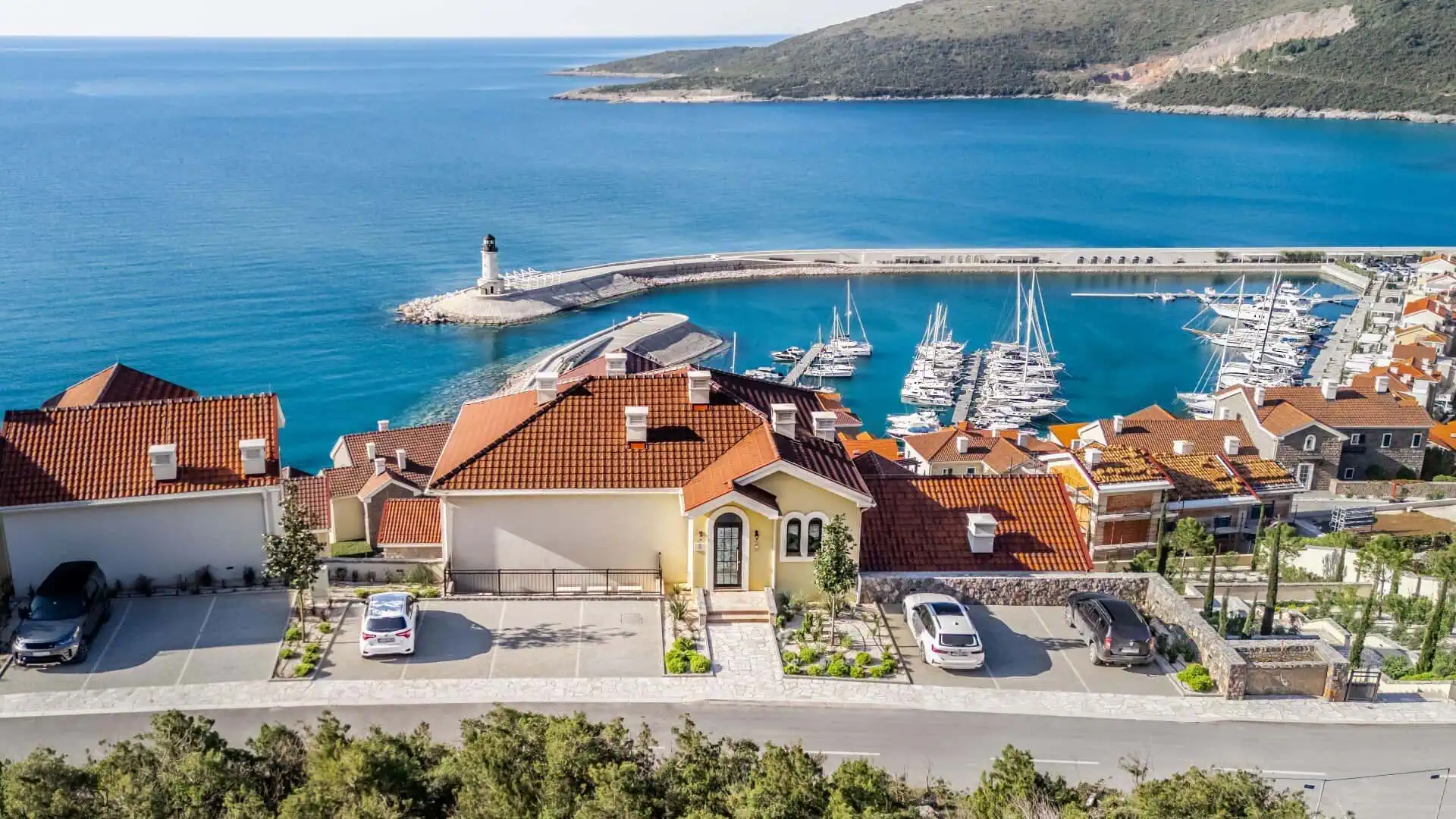 Designer 2bdr Apartment Lustica Bay