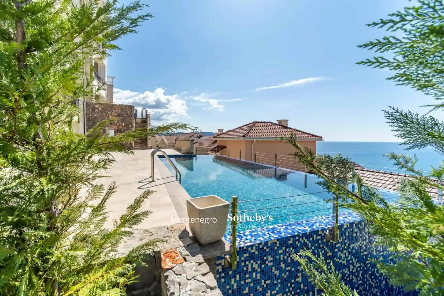 Designer 2bdr Apartment Lustica Bay