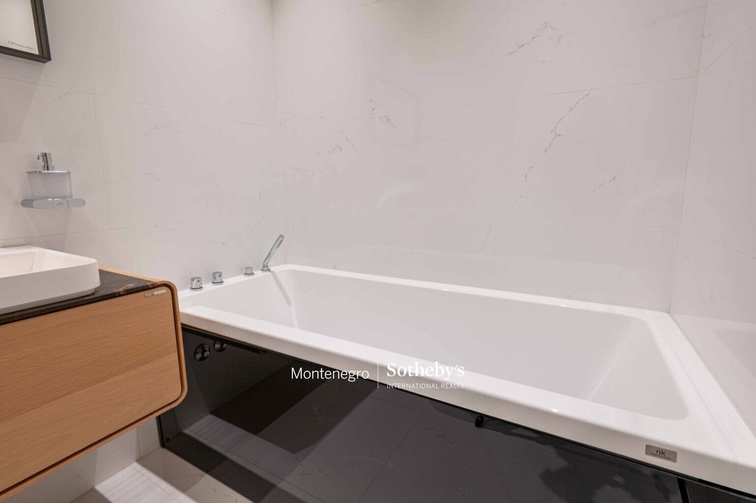 Royal Gardens designer 2bdr apartment