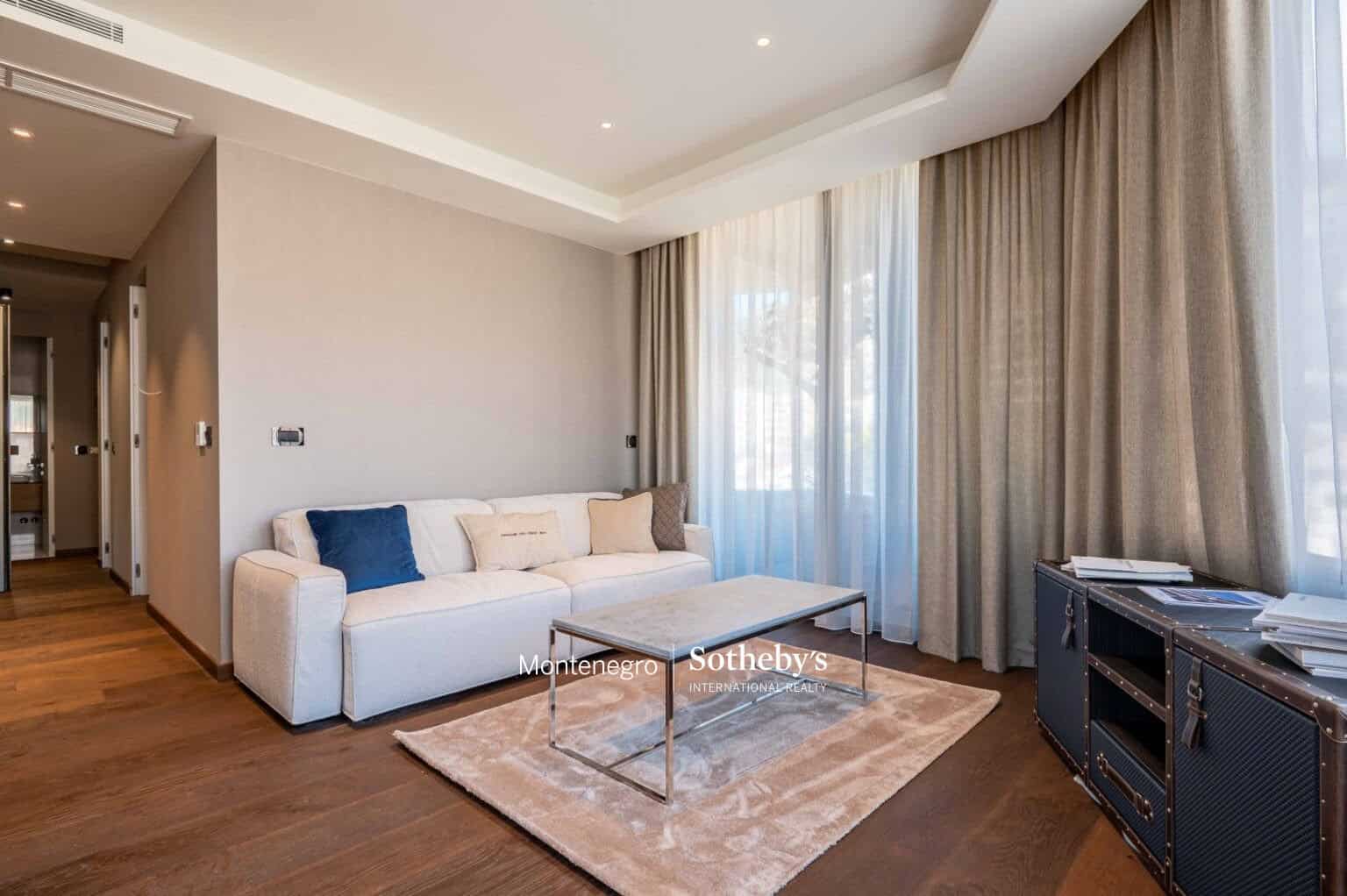 Royal Gardens designer 2bdr apartment