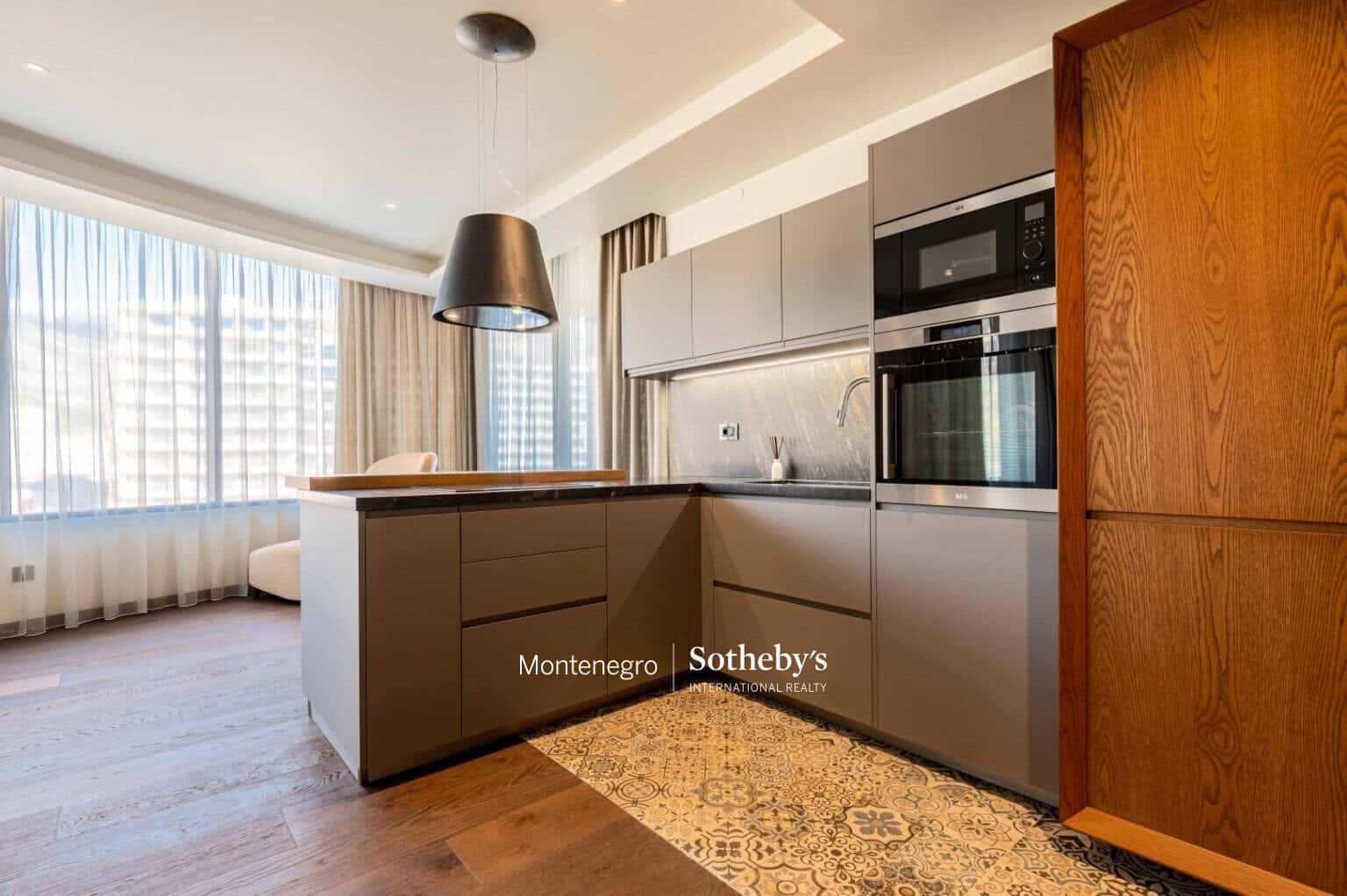Royal Gardens designer 2bdr apartment