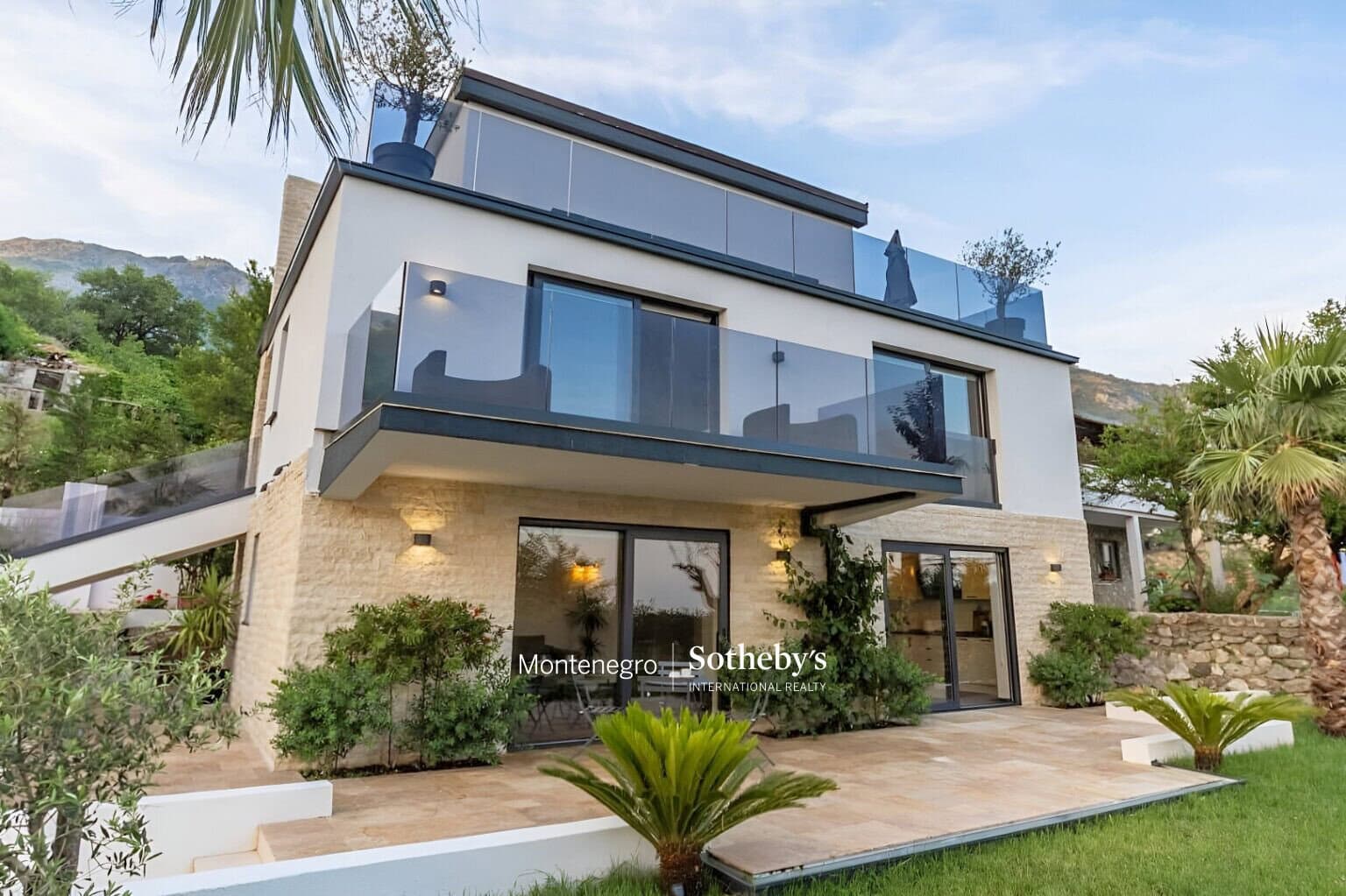 Contemporary 8-bdr villa Markovici