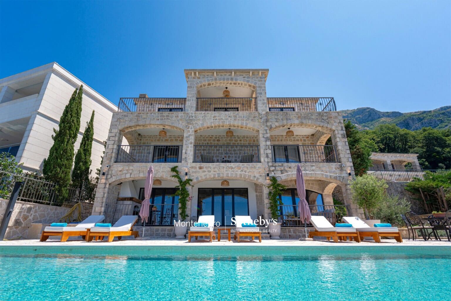 Designer Stone Villa Drobni Pijesak